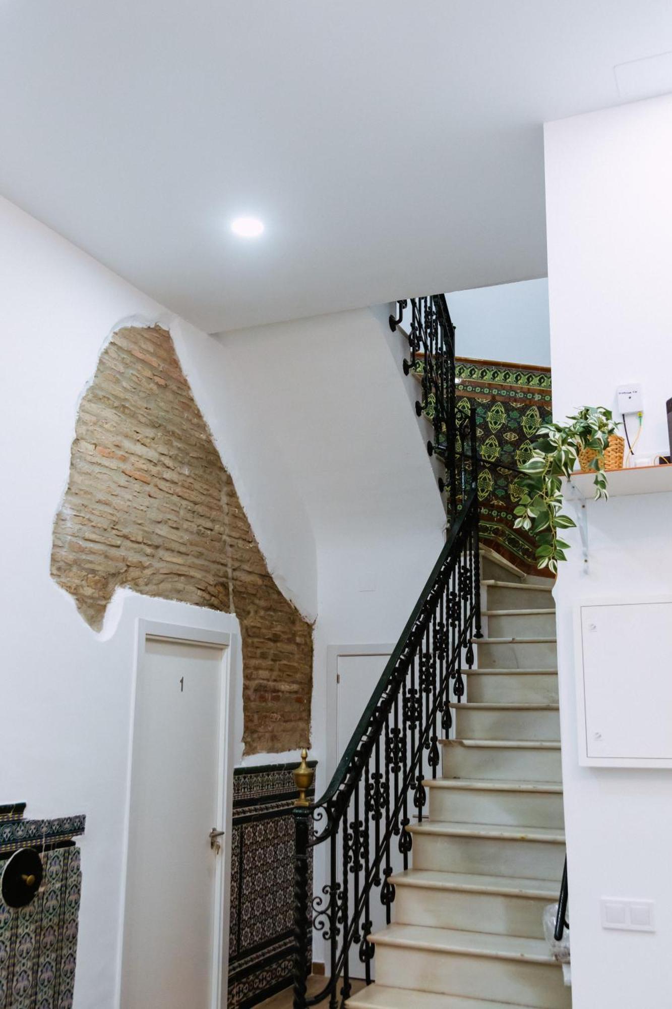 Triana Riverside Guesthouse Севилья Экстерьер фото