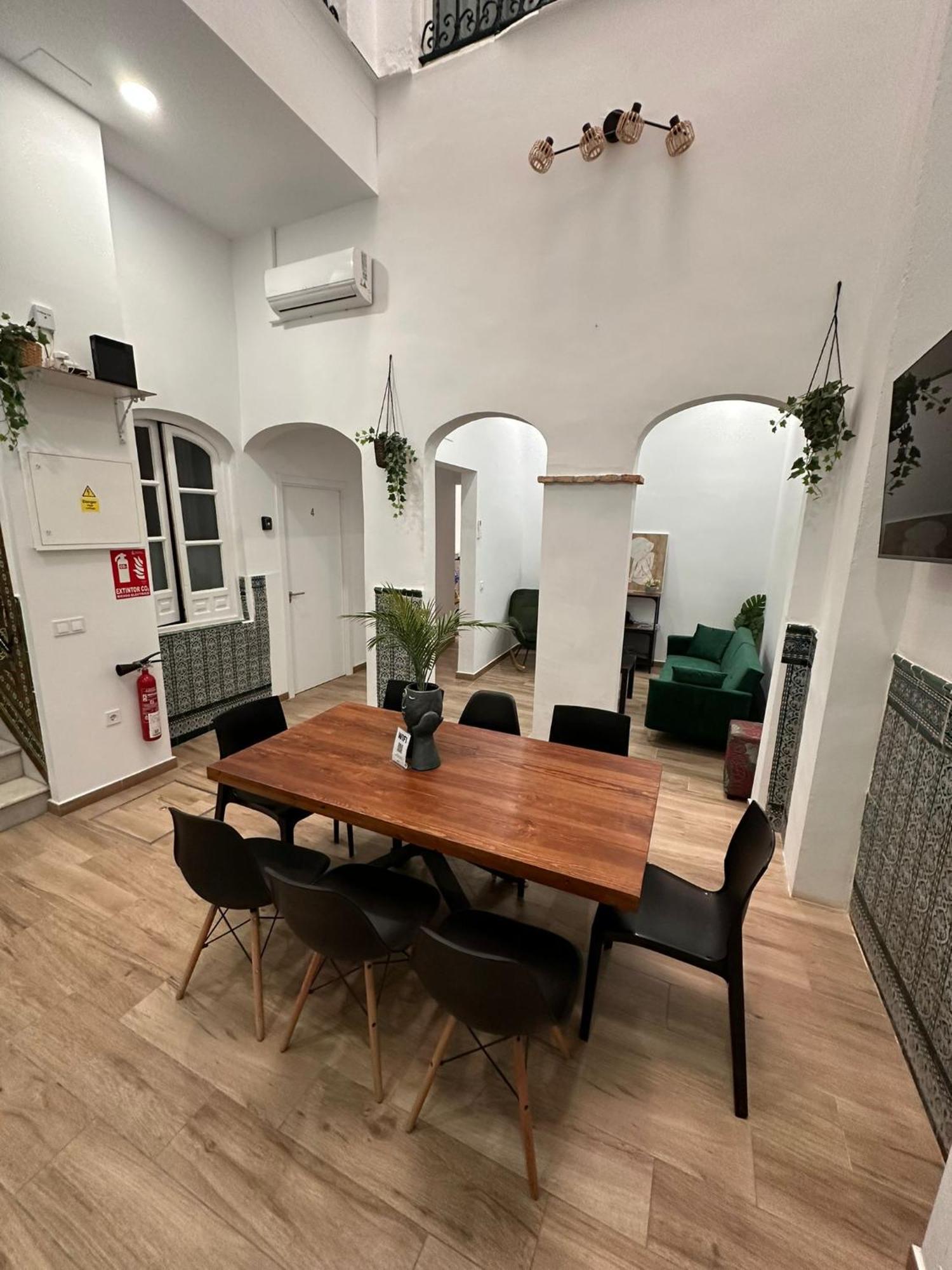 Triana Riverside Guesthouse Севилья Экстерьер фото