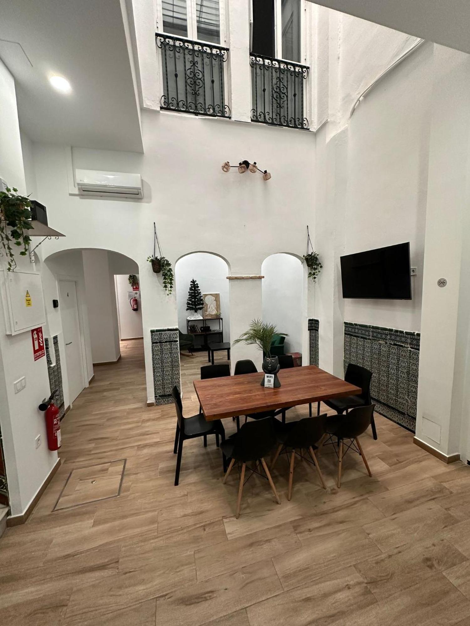 Triana Riverside Guesthouse Севилья Экстерьер фото